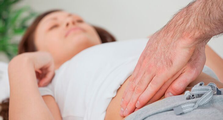 Untersuchung vun engem Patient mat Hip Arthrosis