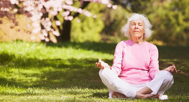 eng eeler Fra meditéiert mat Hip Arthrosis