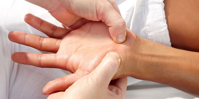 Massage fir Péng an de Gelenker vun de Fanger